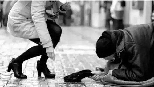 她把没有密码的信用卡给了乞丐 结局太意外