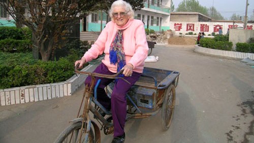 一位上了新闻联播，感动上亿国人的“美国奶奶”！