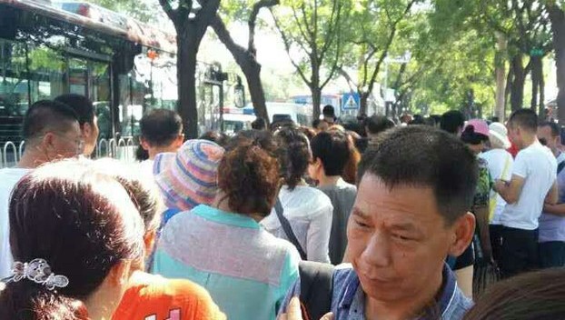 湖南各地民办代课教师聚集教育厅讨说法