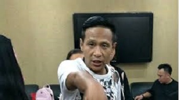 一个从上往下煽耳光，从下往上磕头的社会