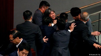 立法会上起港独风波 三名议员宣誓未通过