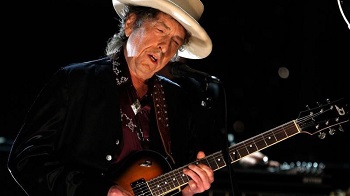 美国歌手诗人鲍勃迪伦获诺贝尔文学奖