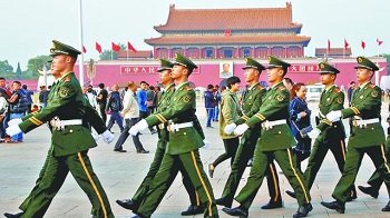 再现“习皇帝”造神  舆论要求延长任期