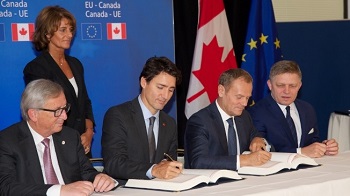 不顧場外抗議 歐加簽經貿協定