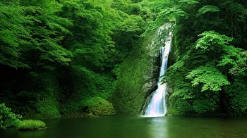 【组图】百丈悬崖上的中国古村落 仅靠一条铁链上下山