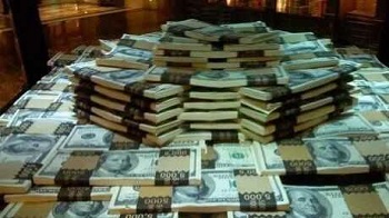 特朗普祭出美版4万亿 全世界都颤抖