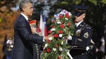 美国总统奥巴马老兵节向烈士敬献花圈