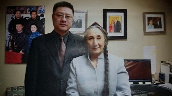 中国自由民主党主席陈明与维吾尔人著名领袖热比娅女士一起