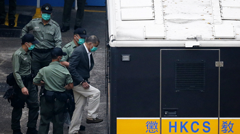 黎智英铁链缠身双手上铐 北京羞辱香港引爆舆论