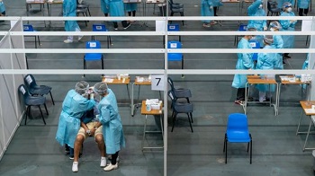 香港疫情急反弹增107宗确诊数 政府专家推荐使用复星/BioNTech疫苗