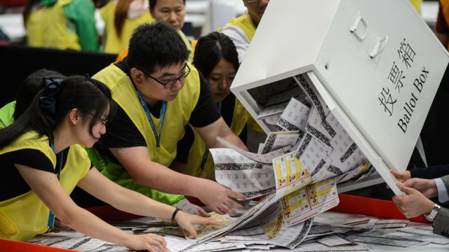 中國人大新選制降低競爭 港選委會選舉開始投票