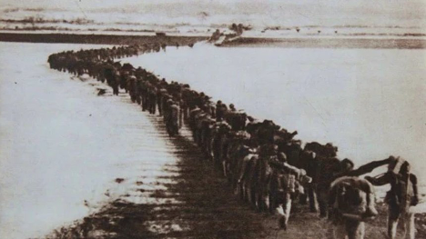 视频：美军在长津湖之战中是如何携带10万朝鲜难民突围