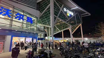 中国新冠肺炎确诊急升 深圳及上海失守逐步封城