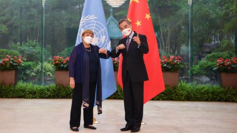 联合国人权高专赴新疆 行前被王毅赠习近平书一本