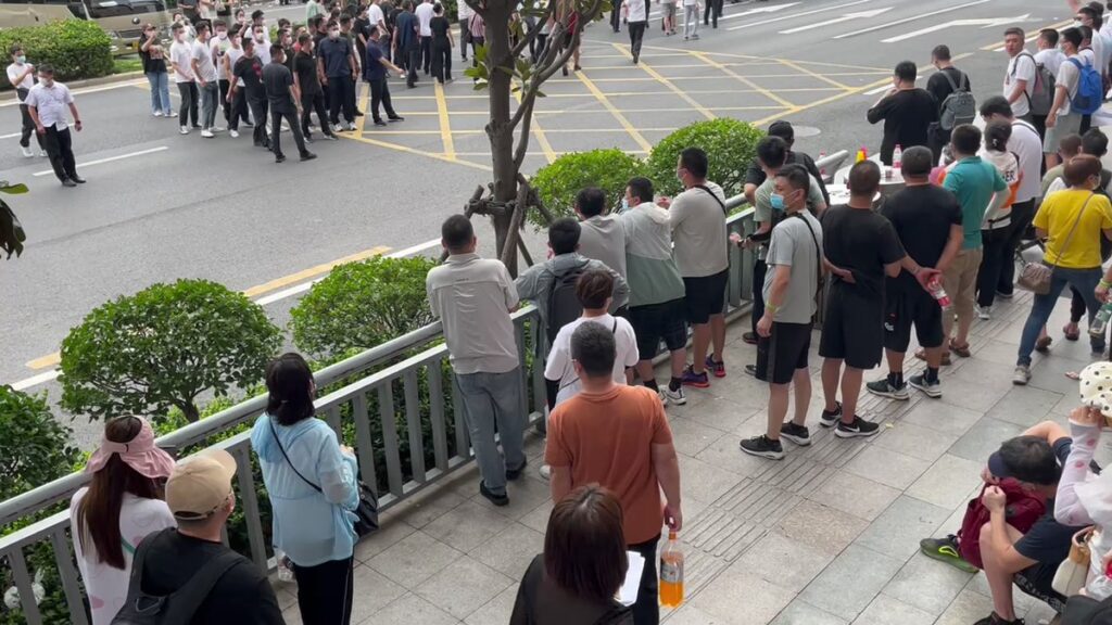 数千名河南村镇银行储户郑州维权 爆发警民冲突