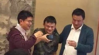 肖建华给马云敬酒：这一桌子，都是盗国贼
