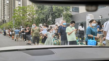 新冠变异毒株蔓延大半个中国 成都疫情升温 超市现抢购潮
