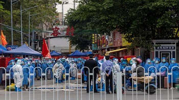 疫情飙升封控趋严引发民怨 广州市民冲上街头抗议