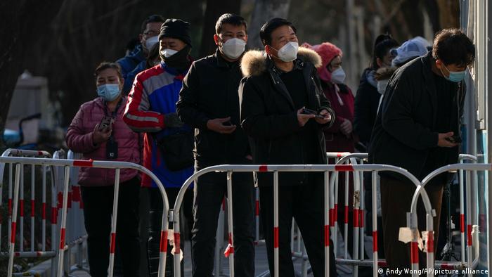 路透社采访：亲人死于新冠的中国人对不保护老年人感到愤怒