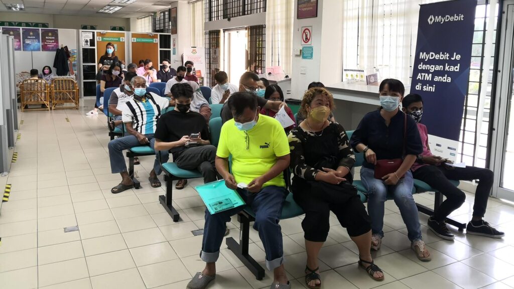 北京人大排长龙申请或更新护照 憋不住了出去透透气