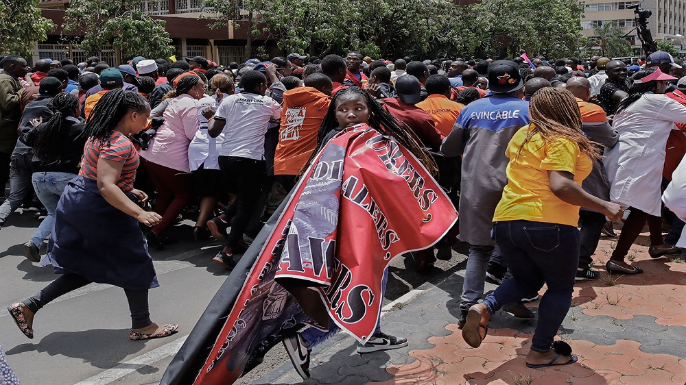 肯尼亚人不满中国超市低价倾销　千人上街喊中国人离开