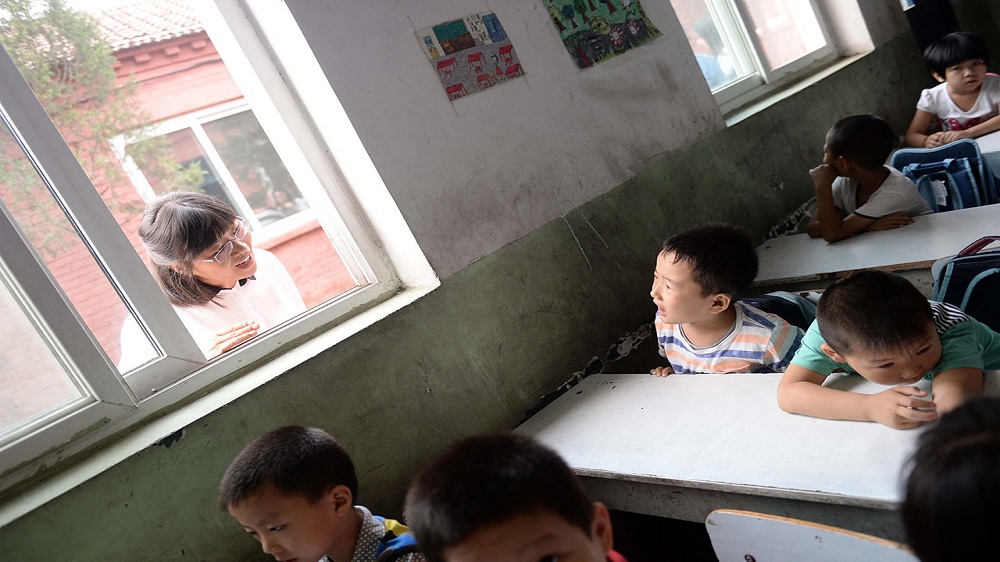 中国小学数量十年减8万所　农村学生上学难