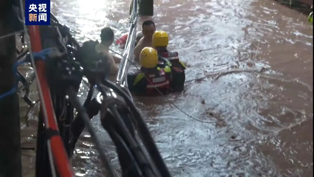 中国多地暴雨成灾，重庆15人丧生，4人失踪