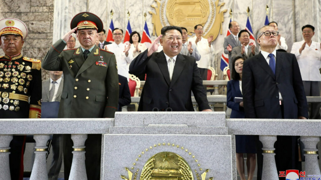 中俄高官与金正恩一起阅兵 “新冷战”格局再现