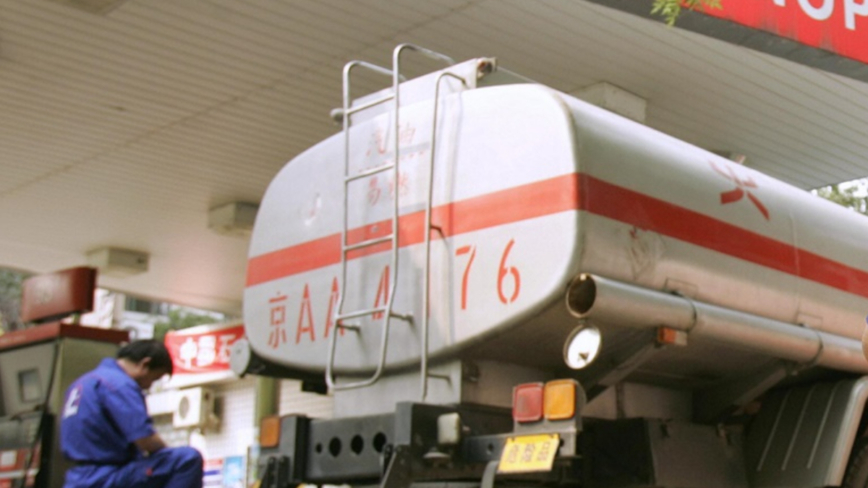 罐车卸完化工油装食油，中国媒体揭露中储粮运输形同“投毒”