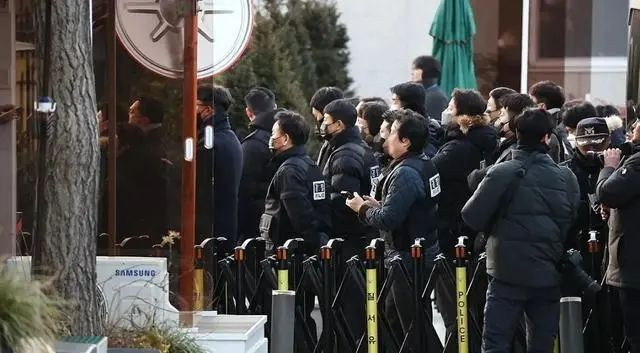 韩国官员尝试拘捕总统尹锡悦未果，双方僵持数小时