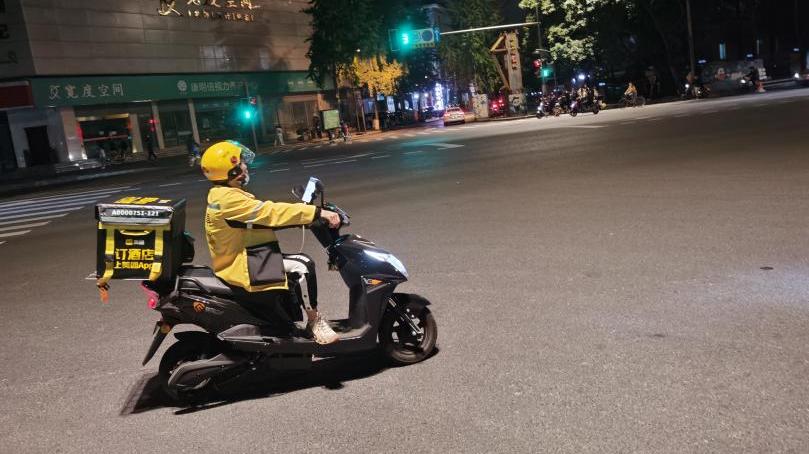 复旦教授称985送外卖“很正常”　中国社会中产化还是职业下沉？