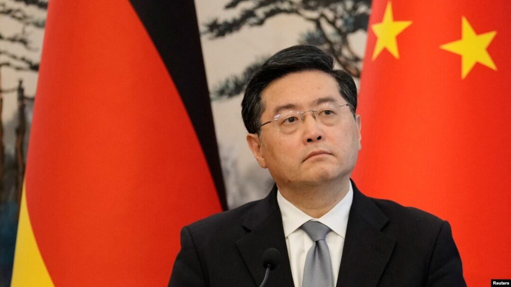 失蹤2年的秦剛亮相北京？ 深色西裝紅領帶參加活動還變胖