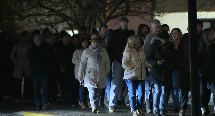 数千人严寒中排队 签名支持亚省脱离加拿大