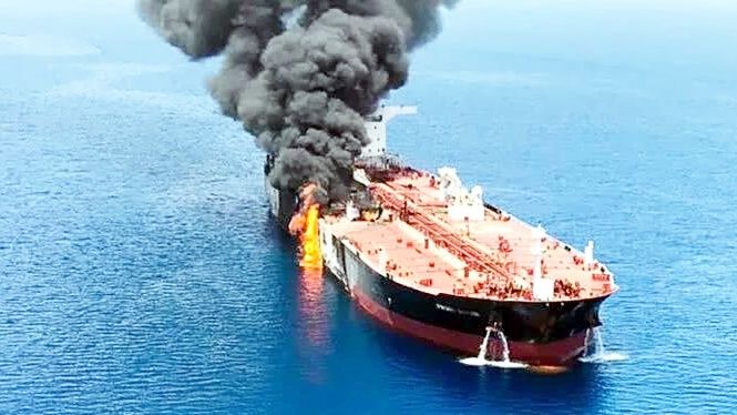 霍尔木兹海峡三船遇袭，外界忧伊朗布水雷