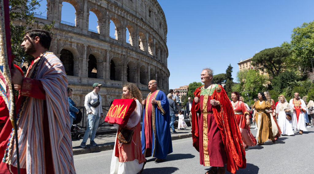 意大利罗马举行盛装游行活动庆祝建城2779年