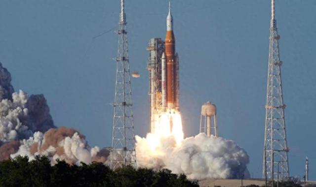 “阿尔忒弥斯二号”任务：成功发射后，宇航员在太空开展任务